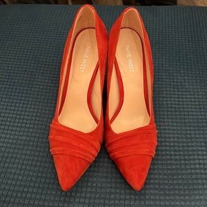 Nine West orange/red faux suede pumps